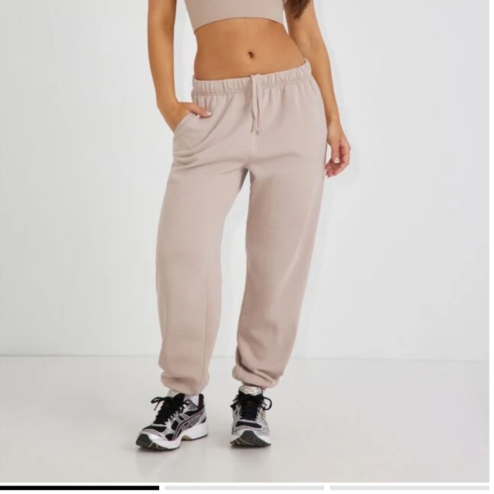 Women’s garage size M joggers
